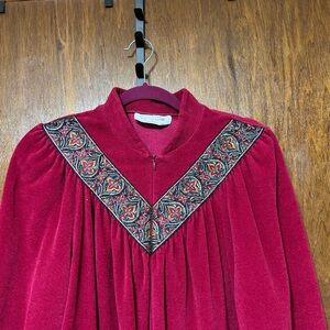 Vanity Fair Burgundy Embroidered Ribbon  Robe Vintage Size M